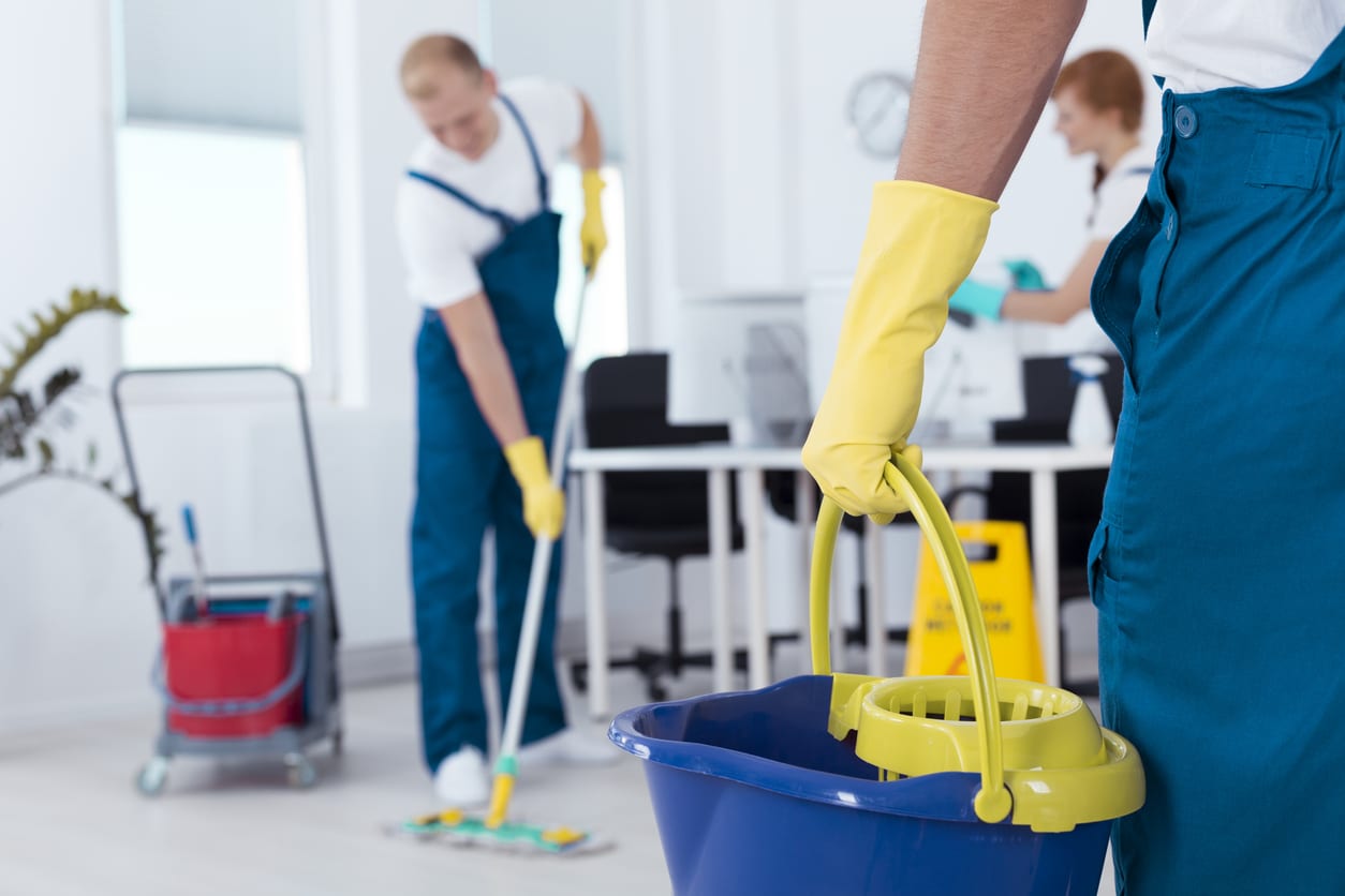 Nettoyer vos locaux pro : l’importance d’un équipement de protection approprié